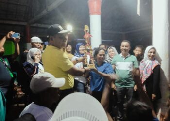 Final Turnamen Bola Kasti, Ketua KONI Buteng Serahkan Hadiah 