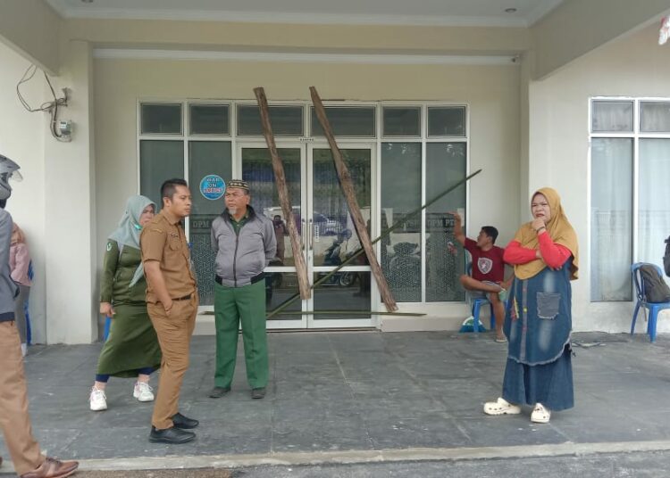 honorer menyegel kantor  dinas DPMPSTP buntut di pecat tanpa hormat/Foto : Istimewa