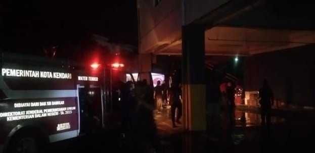 Pemadam Kebakaran berupaya memadamkan api di basmen Hotel Claro Kendari. -foto:ikas-