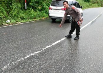 Bonceng Tiga, Jatuh di Tikungan Tanea Lalu Terseret ke Jalur Truk