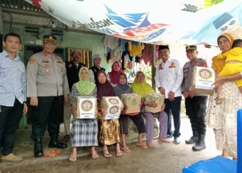 Pokdarkamtibmas dan Polres Wakatobi Bagi Sembako Untuk Lansia