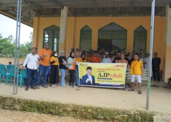 Ketua MKGR Sultra Aksan Jaya Putra  Berikan Bantuan ke Santri  Pondok Pesantren Daarul U’lum Puuwatu