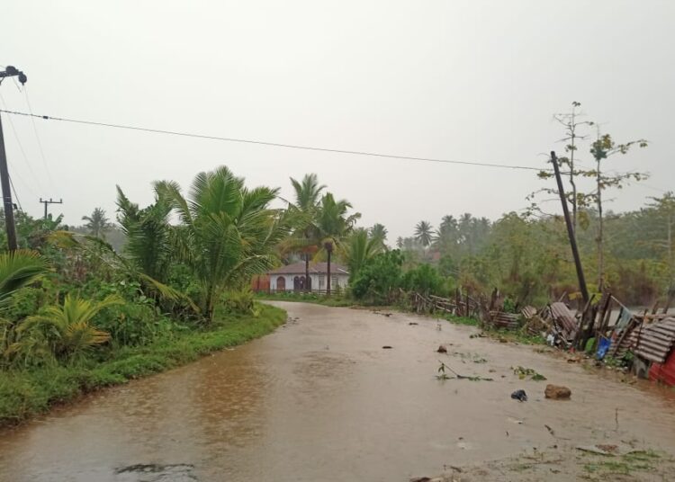 Jalan Wirabuana menuju desa Wakorambu dan Wawesa banjir akibat diguyur hujan/Foto : Istimewa