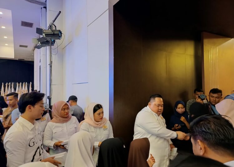 Ketua Umum Kadin Sultra Anton Timbang menyerahkan santunan