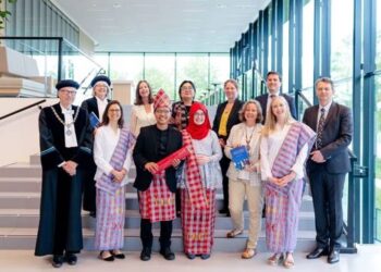Tenunan Tolaki Rancangan Mahkota Tenun Dikenakan Asrullah Saat Sidang Terbuka di Kampus WUR Belanda