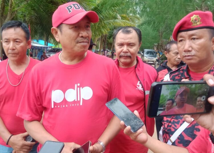 Ketua DPC PDI Perjuangan Kota Kendari Ishak Ismail saat diwawancara sejumlah wartawan. -foto : rustam-
