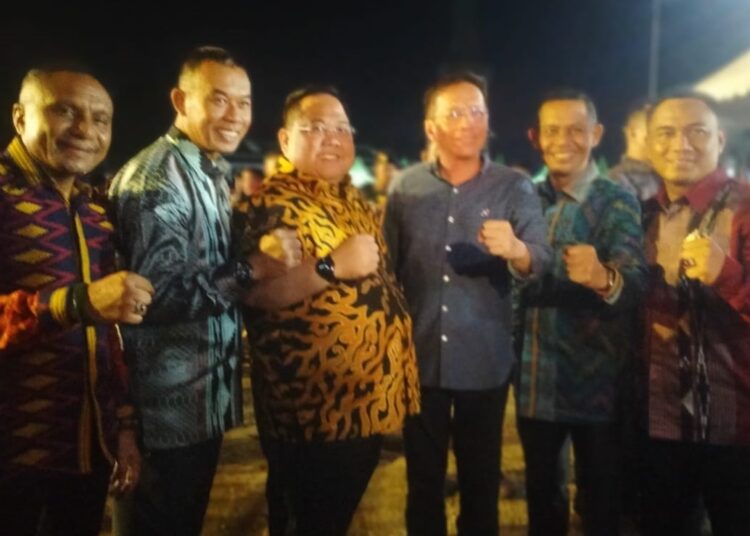 Ketua Kadin Sultra Anton Timbang (tengah) hadiri malam ramah tamah HUT Kota Kendari ke 192. -foto: istimewa-