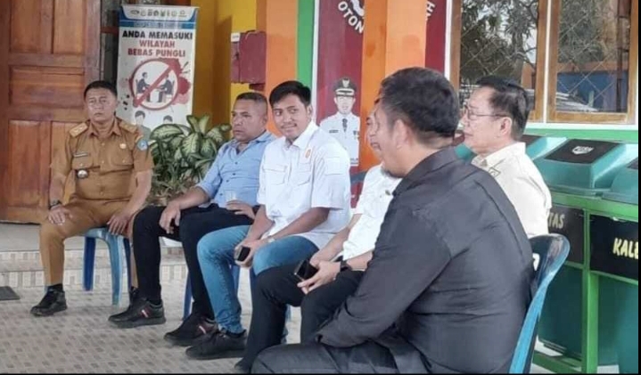 LM Radjab Djinik dan Rizki Brilian Pagala saat berkunjung di Kantor Kecamatan Wua-wua. -foto:dok.halosultra.com-