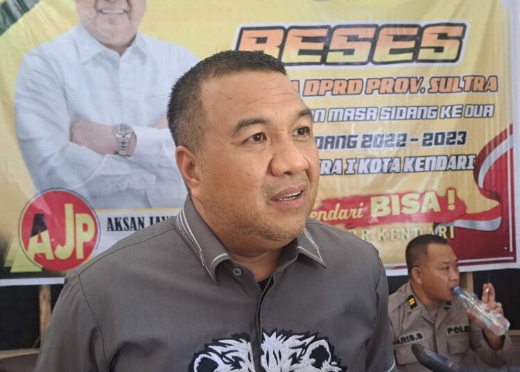 Anggota DPRD Provinsi Sultra Aksan Jaya Putra saat reses. -foto:istimewa-
