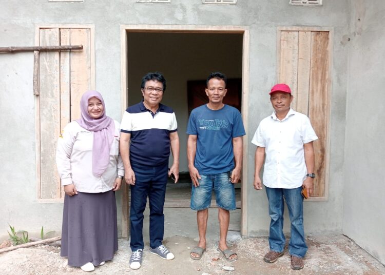 Wakil Ketua Komisi V DPR RI Ridwan Bae (kedua dari kiri) meninjau pelaksanaan BSPS di Kelurahan Baruga, Kota Kendari. -foto:istimewa-