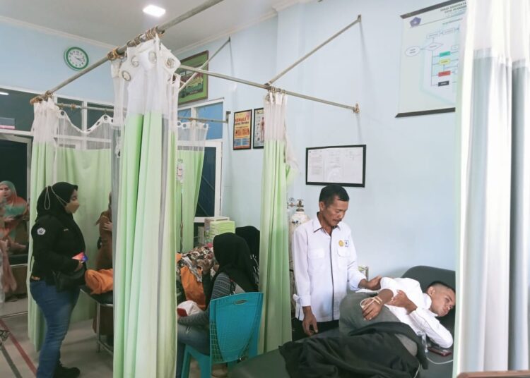 Kondisi pasien yang diduga keracunan makanan dirawat di Puskesmas Puuwatu. -foto: istimewa-