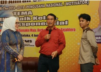 Saat Motivasi Pelaku UMKM di Kolaka, Secara Spontan Amran Sulaiman Berikan Bantuan Beasiswa 