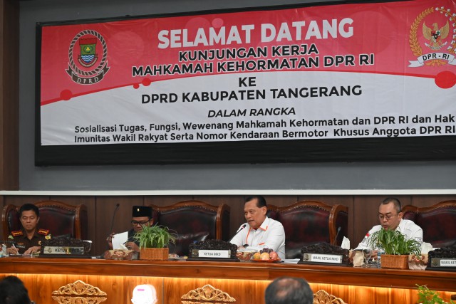 Ketua Mahkamah Kehormatan Dewan (MKD) DPR RI Adang Daradjatun saat memberikan sosialisasi tugas fungsi dan wewenang MKD. -foto:dpr.go.id-