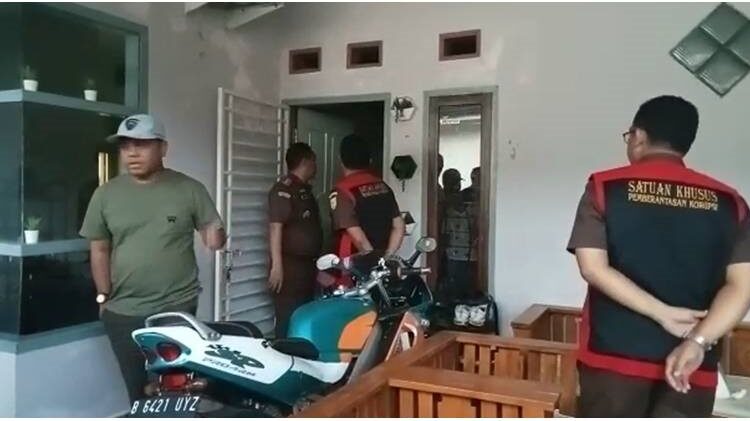 Tim Pidsus Kejati Sultra geledah rumah Direktur PT KKP Andi Adriansyah di perumahan Diamond Alfa, Kelurahan Tobuuha. -foto:tangkapan layar-