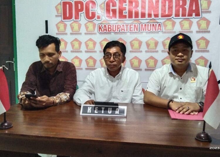 Ketua DPC Gerindra Muna, La Ode Gomberto saat melakukan konfrensi Pers di Kantor DPC Partai Gerindra Muna/Foto : Istimewa