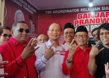 Adian Napitipulu Resmikan Posko Tim  Relawan  Capres Ganjar Pranowo