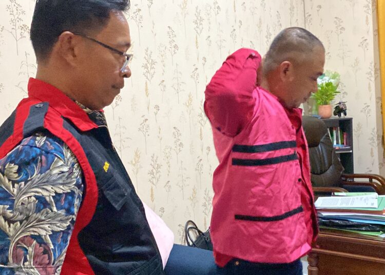 Mantan Bupati Buton Selatan inisial LOA ditetapkan sebagai tersangka kasus dugaan korupsi. -foto:istimewa-