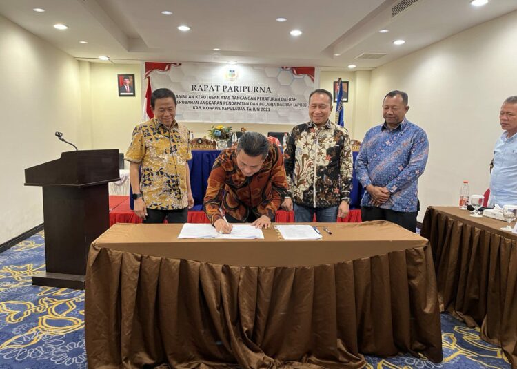 Ketua DPRD Konkep, Ishak saat menandatangani Nota Kesepakatan Penetapan Perda APBDP Kabupaten Konkep tahun 2023.