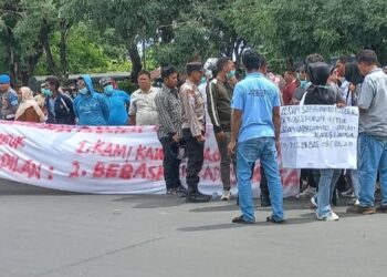 Massa Gerakan Rakyat Untuk Keadilan Berunjukrasa di PN Raha