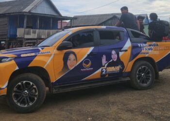 Caleg Nasdem Armelani Anggrayni Bantu Penumpang Speed Boat di Pelabuhan Pising Kabaena