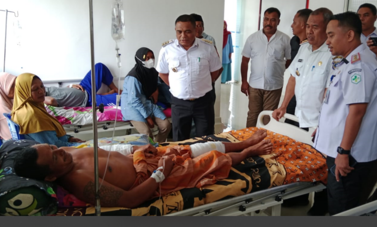 Jenguk Warganya yang Kena Musbah di RS, Pj Bupati Mubar Pastikan Biaya Pengobatan Gratis