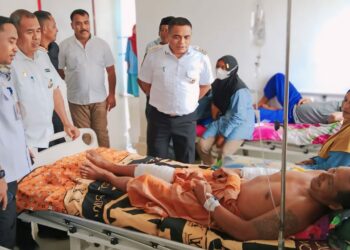 Jenguk Warganya yang Kena Musbah di RS, Pj Bupati Mubar Pastikan Biaya Pengobatan Gratis