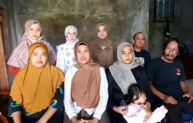 Warga yang menagih janji ASR. -foto:kiatnews.co.id-