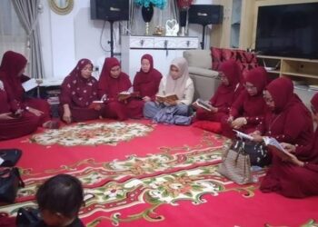 Jelang Deklarasi Malam Ini, Balon Wakil Wali Kota Kendari Hj Nirna Yasinan di Rumahnya