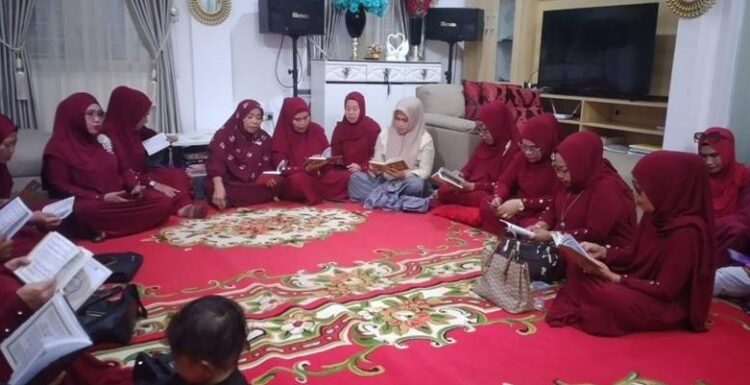 Jelang Deklarasi Malam Ini, Balon Wakil Wali Kota Kendari Hj Nirna Yasinan di Rumahnya