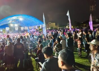 Kampanye Dialogis Burhanuddin-Ahmad Yani, Massa Tumpah Ruah di Lapangan Merdeka Bambaea