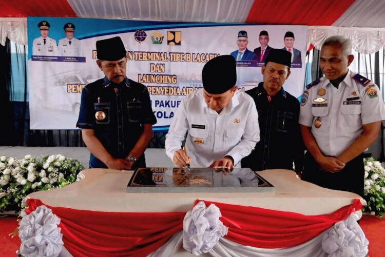 Gubernur Sultra Andi Sumangerukka Resmikan Terminal Lacaria di Lasusua