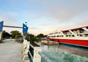 Kapal Penumpang KM. Napoleon Turunkan Penumpang di Pelabuhan Ilegal