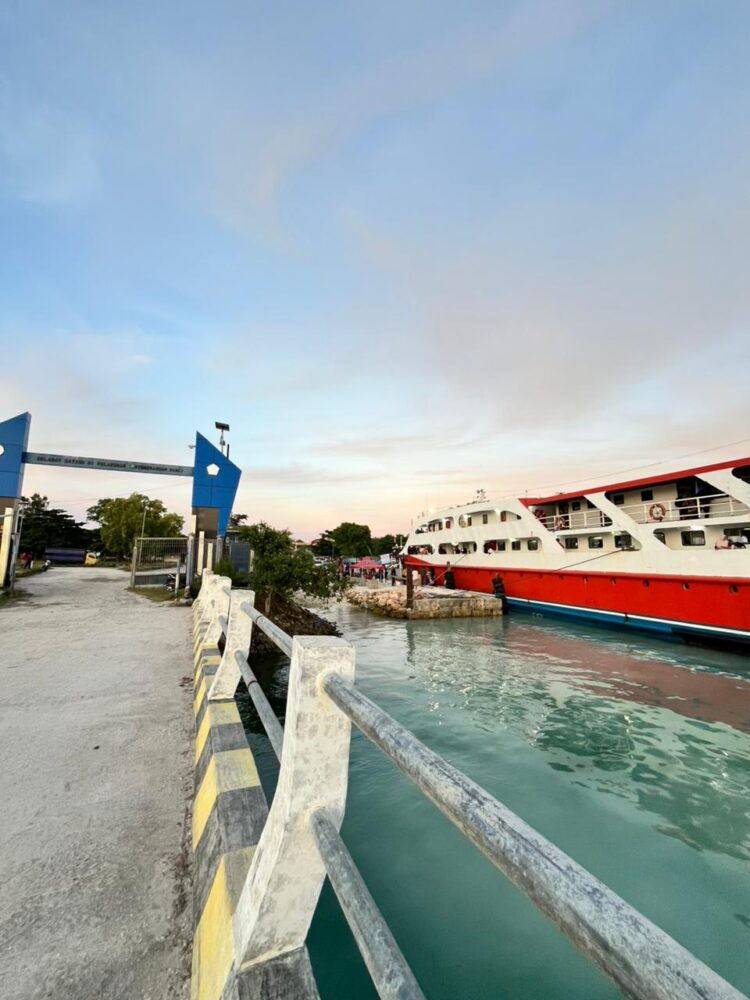 Kapal Penumpang KM. Napoleon Turunkan Penumpang di Pelabuhan Ilegal